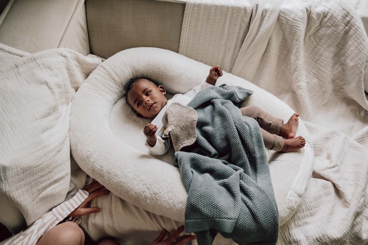 Ovaal babynestje gemaakt van zachte teddystof  in de kleur wit.