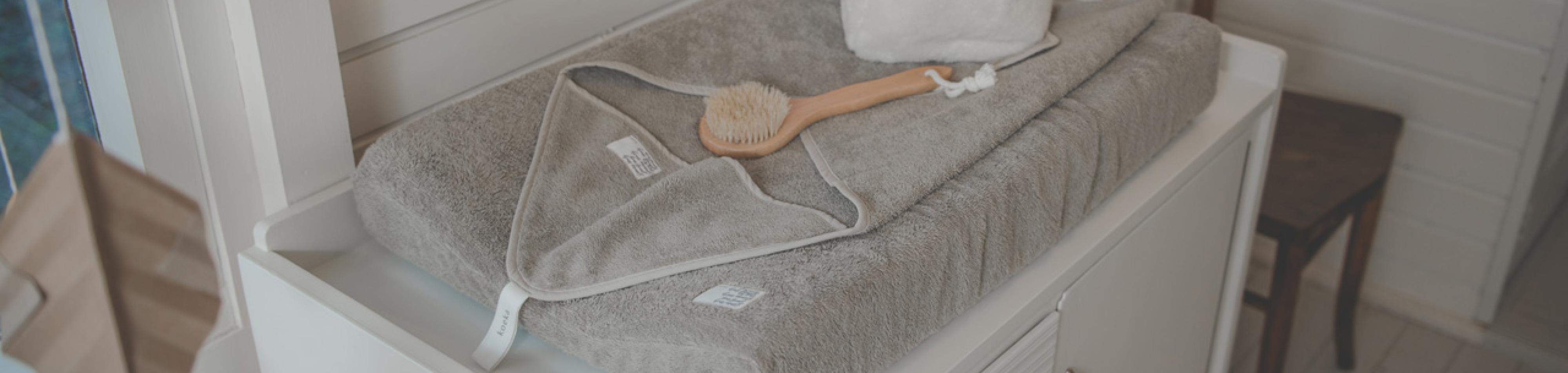 Micuna : Ensemble table & plan à langer blanc Nordika / matelas à langer  étoiles grises - 100% Ecoresponsable - Mer(e)veilleus