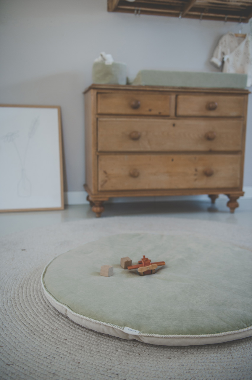 Boxkleed Rond Oddi sage/warm white
