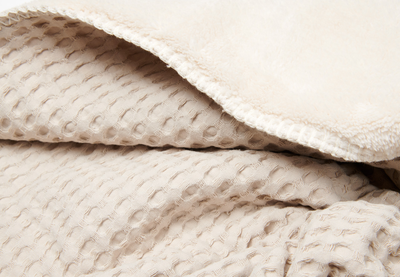 Cot blanket teddy Oslo sand/pebble