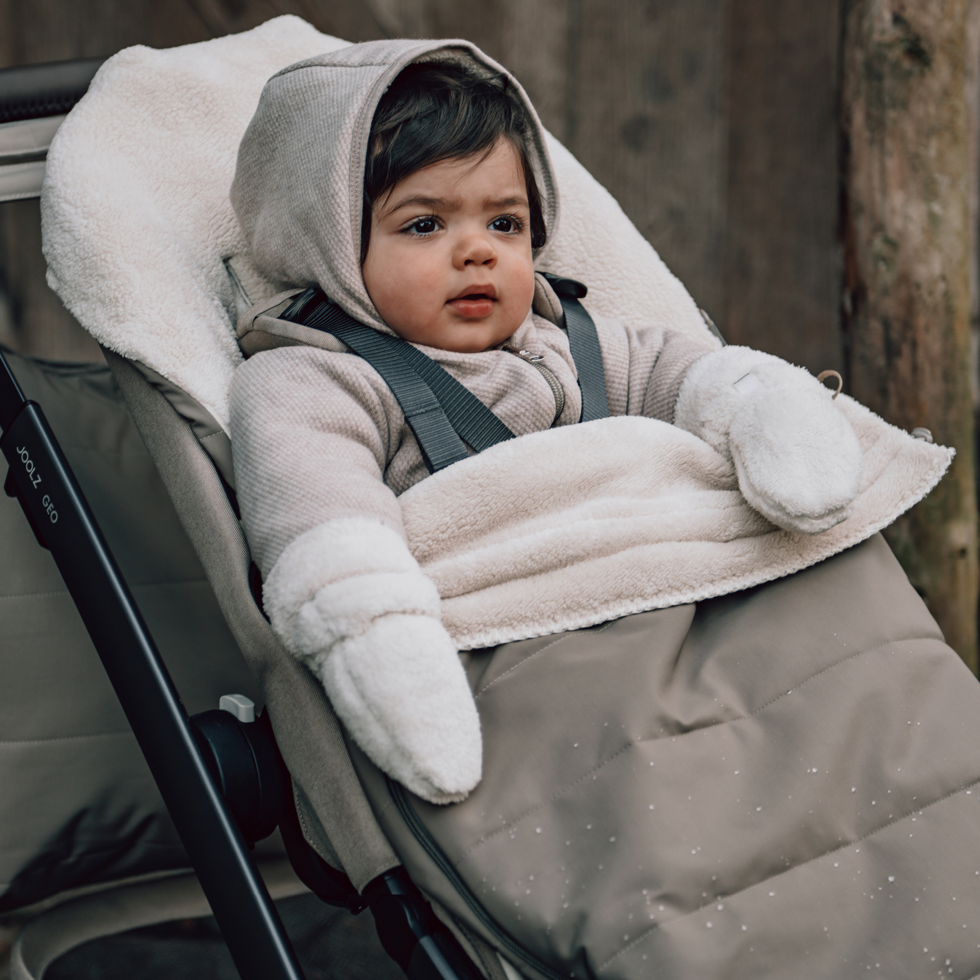 Baby zittend in de buggy in een Koeka waterdichte voetenzak. De voetenzak is gevoerd met teddystof, heerlijk warm voor de winter.